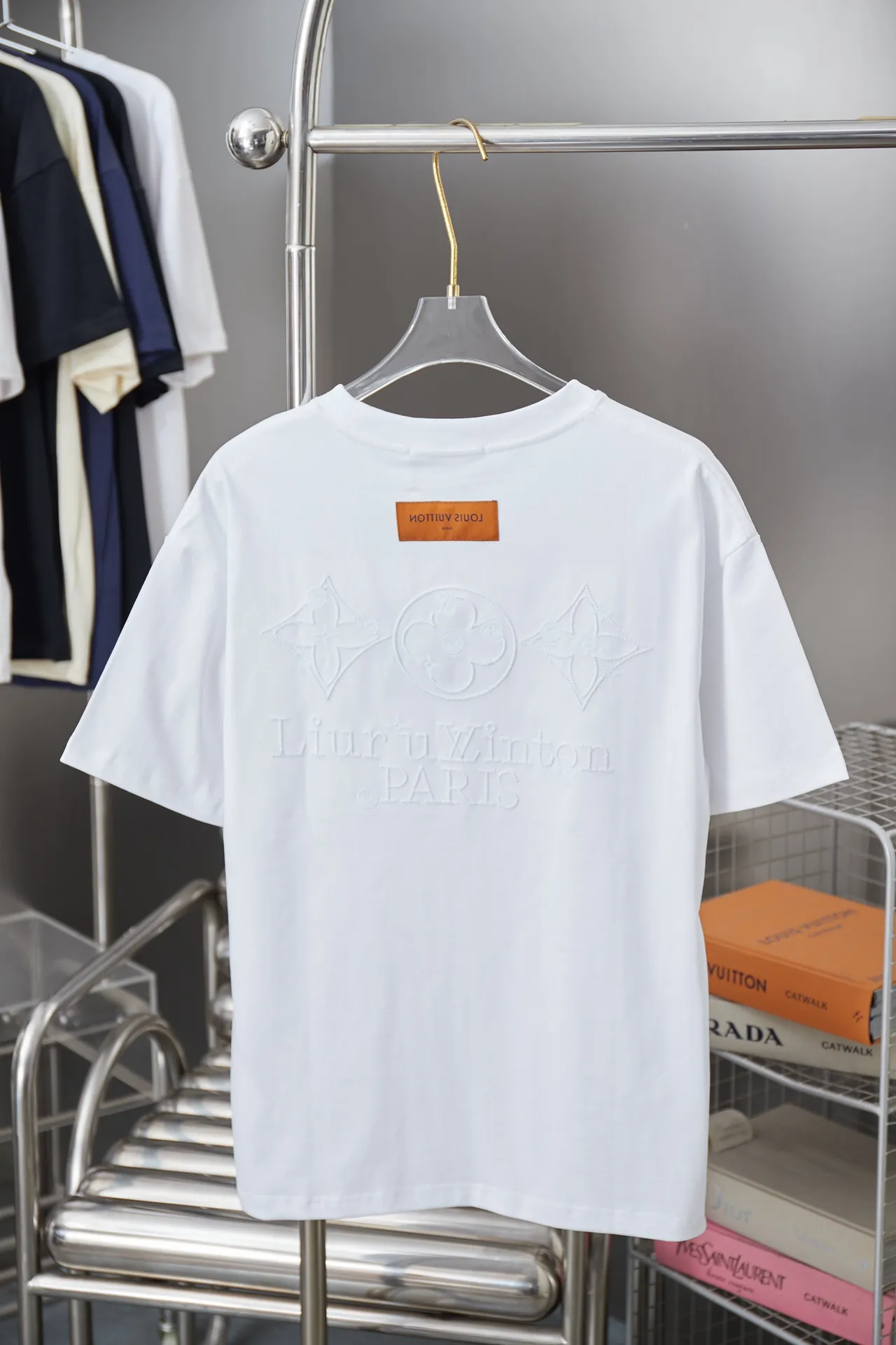 🅿️180 1V 25SS early spring new style embroidered LV letter short sleeves light luxury essential item for daily commuting for men and women Correct version Welcome to compare Detailed features · 320g 100% pure cotton double yarn jersey fabric · Special thickened 32 pieces of double-strand 1X1 thread in the same vat · Imported Tajima machine hollow show embroidered LV letter technology · Double needle stitching and cross-stitch technology · Original main mark, washable tag, brand moisture-proof paper packaging Color: black/white Size: S/M/L/XL